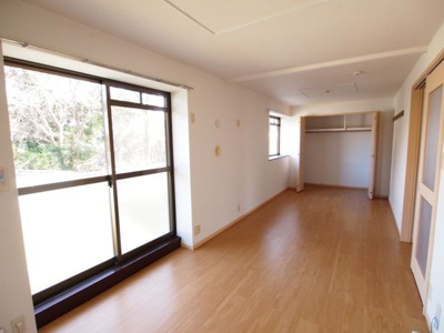 【居間・リビング】 | メゾンド本城Ａ | こちらの居間で趣味の時間をお楽しみください