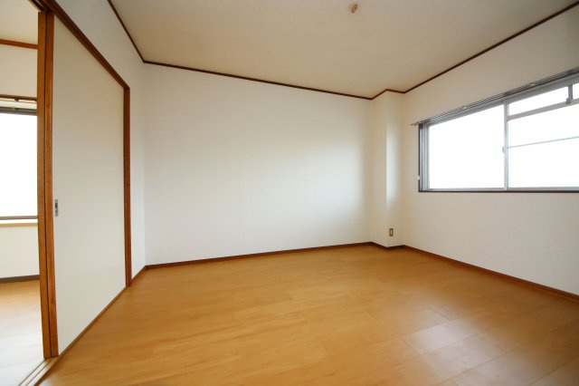 スカイマンション岡田の洋室