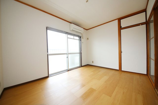 スカイマンション岡田の洋室