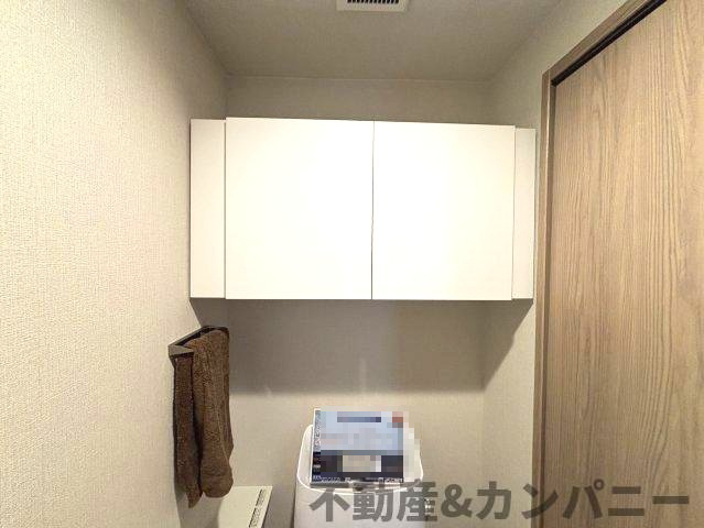 グランディアパークウェストのトイレ|トイレ上には収納スペースがあります