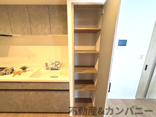 グランディアパークウェストの収納|キッチン横には収納スペースがあります