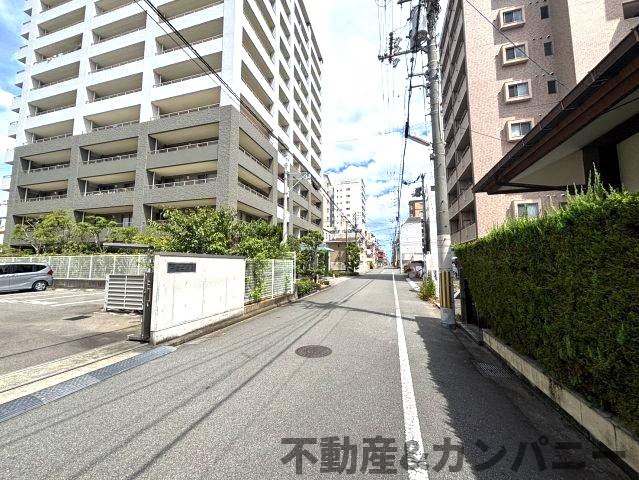 グランディアパークウェストの周辺|前面を含む道路です