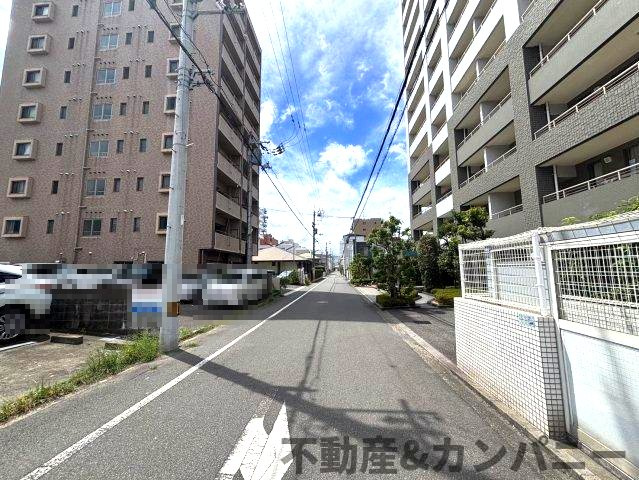 グランディアパークウェストの周辺|前面を含む道路です