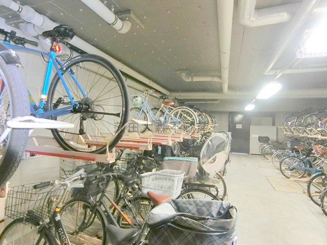 ライオンズ大森西グランフォートのその他共用部分|屋根付きラック式の駐輪場
