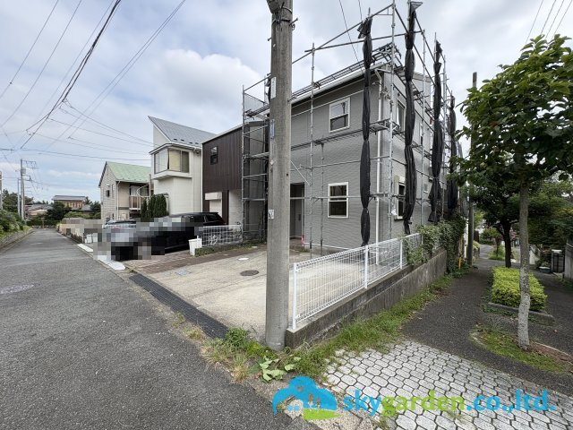 藤沢市大庭　中古戸建の前面道路含む現地写真|前面道路含む現地写真です　令和８年８月３１日撮影（工事中）