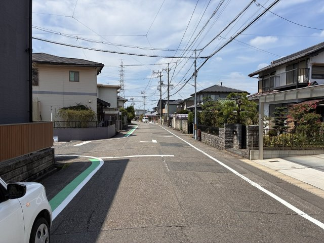 小牧市藤島１丁目　中古戸建の前面道路含む現地写真|前面道路含む現地写真です