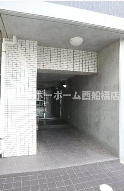 船橋市本町３丁目の賃貸マンションのエントランス