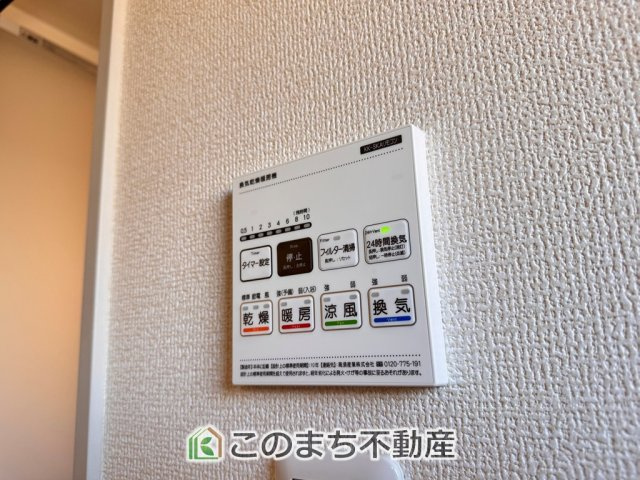 LiveleGarden.S宇都宮市江曽島本町の設備|雨の日や湿気の多い梅雨時期など、洗濯物が乾き難い時期に重宝する浴室換気乾燥機。乾燥機能だけではなく、冬場の浴室内の寒暖差を緩和する暖房機能も標準装備。ヒートショック対策に一役買います。