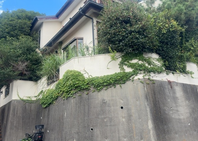 【構造・工法・仕様】 | 建物の基礎工事の方法は、主流となっているベタ基礎（防湿基礎）と布基礎の２種類に分類され、床下の通気性や耐久性などに違いがあります。建物の基礎部分の構造や付帯設備など詳細については現地でご確認ください。