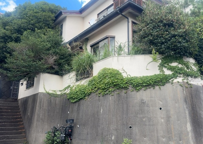 【設備】 | 敷地内に散水栓や立水栓があると便利です。水道水を直接利用できるため、水を運ぶ手間を省くことが出来ます。大量の水を必要とする洗車作業や清掃などに役立ちます。その他設備とあわせて、現地でご確認ください。