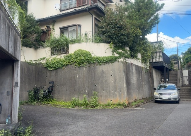 【前面道路含む現地写真】 | 南側道路の場合は長い時間光を入れ込むことができるため、庭やリビングを道路側に持ってくることが多く土地価格も高い傾向にあります。一方北側道路だとリビングや庭が南側になりプライバシーを守ることができます。
