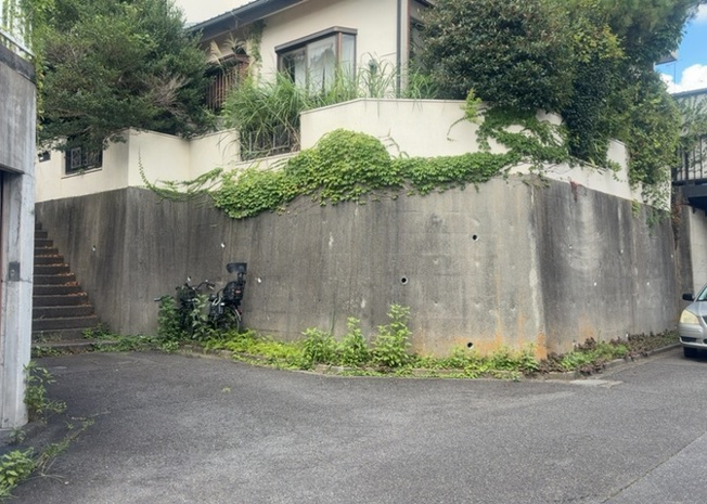 【前面道路含む現地写真】 | 東側道路の場合は居室を南向きに設計しやすいため、朝日が入りやすいというメリットがあります。一方、西側道路も東側同様に居室を南向きに設計しやすいのですが、住宅地だと朝日が入りにくいという弱点があります。