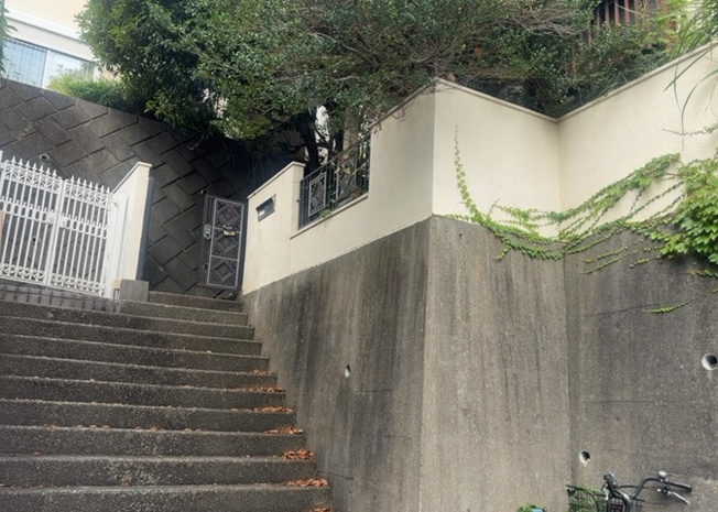 【玄関】 | 玄関は家の顔と言っても過言ではありません。現地を見学する際は玄関の広さや全体のバランスなどを見てみるといいでしょう。一般的なアプローチのしやすさだけではなく、お年寄りにも優しい設計のものだと安心です。