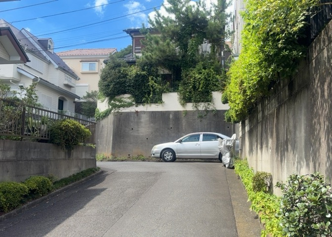 【前面道路含む現地写真】 | 住宅用の土地では前面道路に2m以上接していなければならないと法律で定められています。しかし、お持ちの車のサイズやライフスタイルなどにより、2mでは利便が悪い場合もございますので、事前に確認しましょう。