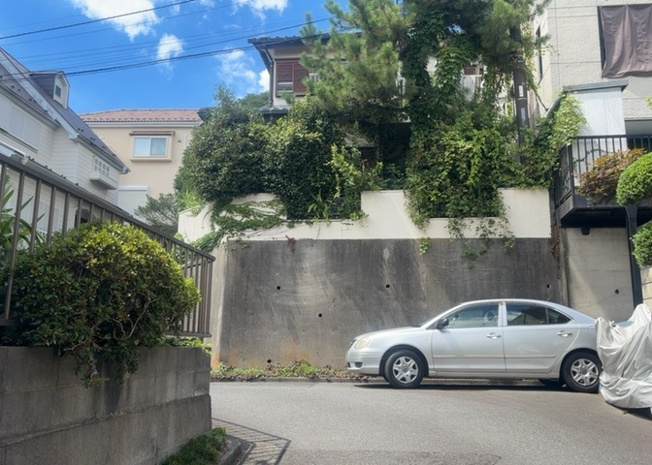 【前面道路含む現地写真】 | 道幅が広い場所は日当たりや風通が良好です。幅が広いのですれ違いも可能ですし大きな車でも駐車可能！一方で、大型車が通ることも多くなるため交通量の増加により騒音に繋がります。また土地の値段が高くなります。