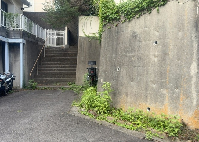 【駐車場】 | 駐車場と明記されていても、最小スペースでつくられた駐車場だと大型車は駐車できなかったり、出入りしにくくなったりする可能性があります。お車のサイズと購入したい物件の駐車場のサイズを現地で確認しましょう。