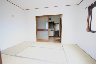 【居間・リビング】 | 安芸郡府中町石井城１丁目　売アパート | 2階建