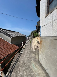 【前面道路含む現地写真】 | 呉市広長浜四丁目　収益戸建