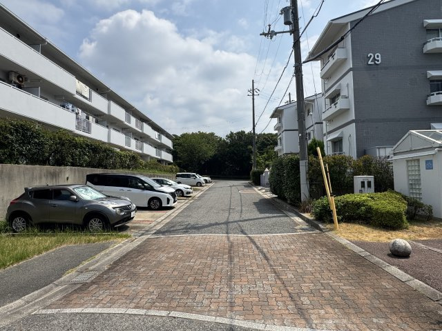 コンフォール学園緑が丘第2-29号棟の駐車場