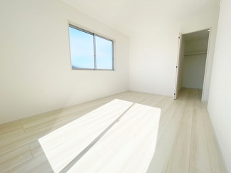 【寝室】 | ☆☆☆新築住宅　いわき小名浜大原12期T　全３棟！！残２棟！！オール電化♪ご案内随時受付中です♪ | リビング横には洋室4.5～5.25帖！！