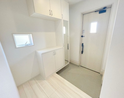 【玄関】 | ☆☆☆新築住宅　いわき小名浜大原12期T　全３棟！！残２棟！！オール電化♪ご案内随時受付中です♪ | 大容量シューズBOX♪
各棟シューズクローク付！
