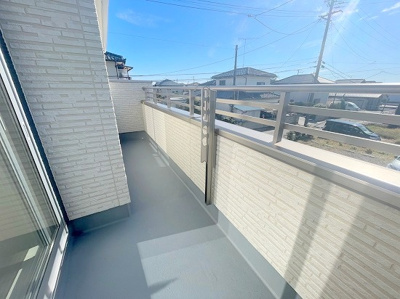 【前面道路含む現地写真】 | ☆☆☆新築住宅　いわき小名浜大原12期T　全３棟！！残２棟！！オール電化♪ご案内随時受付中です♪ | 陽当りの良いバルコニー