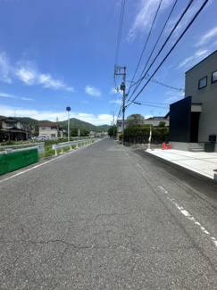 【前面道路含む現地写真】 | 【温品3丁目No.B】並列2台駐車可！白を基調とした19.8帖LDKと書斎の家