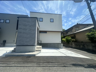 【前面道路含む現地写真】 | 【温品3丁目No.B】並列2台駐車可！白を基調とした19.8帖LDKと書斎の家