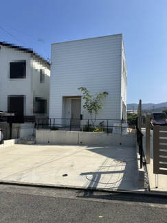【前面道路含む現地写真】 | 【府中町八幡１】モデルハウス仕様　漆喰と無垢が育む健やかな暮らし。