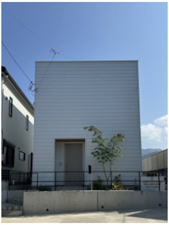 【外観】 | 【府中町八幡１】モデルハウス仕様　漆喰と無垢が育む健やかな暮らし。 | 不動産購入のことなら全てサポートしています！理想の住まいを実現いたします。