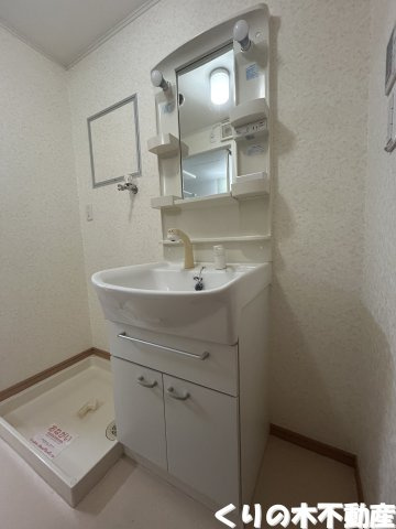 【洗面所】 | ラ　シャンテ | 洗面所です。階段側とキッチン側の両方から入ることが出来ます