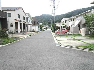 【前面道路含む現地写真】 | 広島市安佐南区山本新町５丁目 東亜祇園ニュータウン春日野