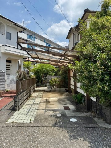 栗東市出庭　建築条件無し売土地の外観|敷地入口の様子。道路から奥まった配置のため、通行人の視線に配慮した住まいづくりも検討できます。