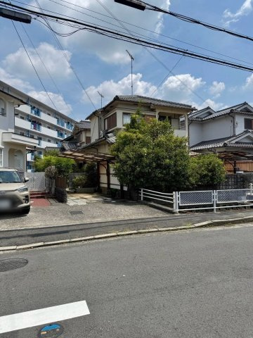 栗東市出庭　建築条件無し売土地の外観|現況は古家付き。建築条件はなく、お好きなハウスメーカー・工務店で建築プランをご検討いただけます。
