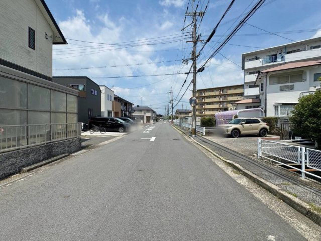 栗東市出庭　建築条件無し売土地の前面道路含む現地写真|南西側前面道路は幅員約8.2m。見通しがよく、落ち着いた住宅街の雰囲気が伝わります。
