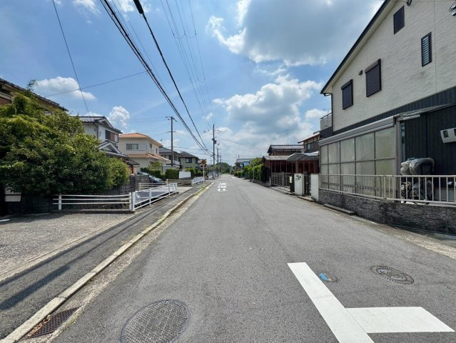 栗東市出庭　建築条件無し売土地の前面道路含む現地写真|前面道路を反対方向から撮影。道路幅にゆとりがあり、現地周辺の開放感をご確認いただけます。