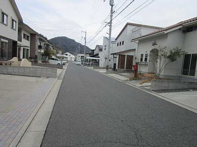 【前面道路含む現地写真】 | 広島市安佐南区山本新町５丁目 東亜祇園ニュータウン春日野