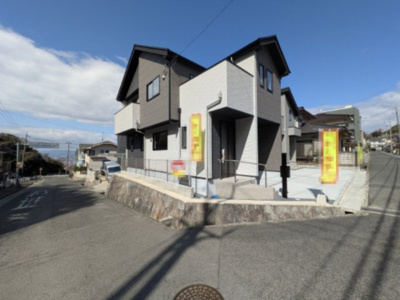 【前面道路含む現地写真】 | 【瀬戸ハイム４】「ただいま」と帰るのが楽しみになる、開放感たっぷりの角地の住まい