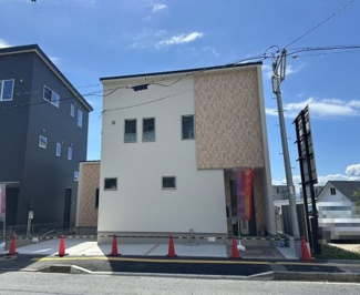 【外観】 | 【府中町浜田本町】駐車2台可×1階18帖LDK＆和室のある省エネ住宅♪暮らし良い立地 | 交通・生活インフラの充実度を重要視する方におすすめ！
納得の生活環境充実人気エリアで快適新生活スタート！