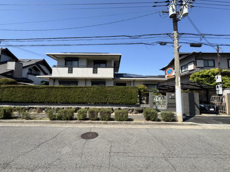 藤井寺市恵美坂1丁目の前面道路含む現地写真|植栽に囲まれた落ち着いた佇まい♪ゆったりとした敷地の雰囲気が感じられます。