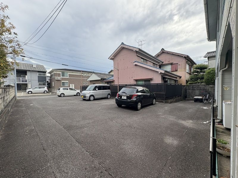 ハイツ平の駐車場