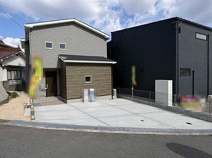【西条町寺家】JR寺家駅徒歩圏！大空間LDK・収納充実の邸宅の画像