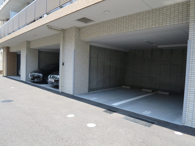 ドムール新小岩プレミアムレジデンスの駐車場|敷地内に屋根付きの駐車場あり♪