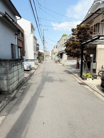太秦安井馬塚町　建築条件付土地　新築参考プランCの前面道路含む現地写真
