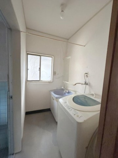 【独立洗面台】 | 安芸郡熊野町呉地5丁目　皇帝ハイツ | ※CGで家具小物等を消したイメージです。