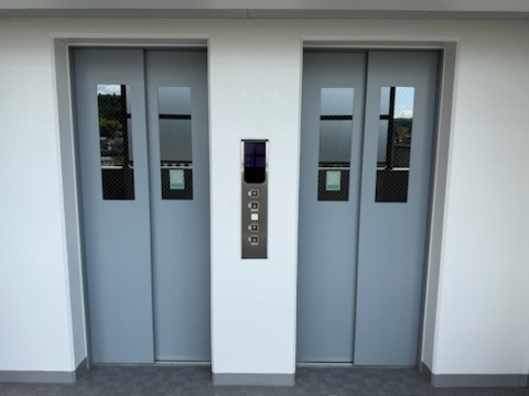 メイツ醍醐デュアラのその他共用部分|エレベーターは２基ございます。待ち時間が少なく、助かります。