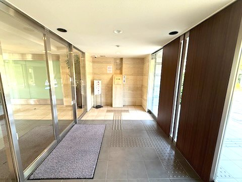 メイツ醍醐デュアラのロビー|オートロックで防犯面も安心です。宅配ボックスもついていますので、外出が多いご家族も安心です。