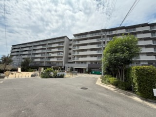 メイツ醍醐デュアラの外観|マンションのエントランス横に森ケ淵公園がありますので、お子様がいらっしゃるご家庭におすすめです。