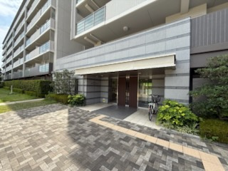 メイツ醍醐デュアラのエントランス|重厚感のあるエントランスです。