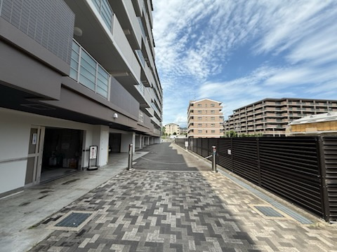 メイツ醍醐デュアラのエントランス|駐車場スペースです。